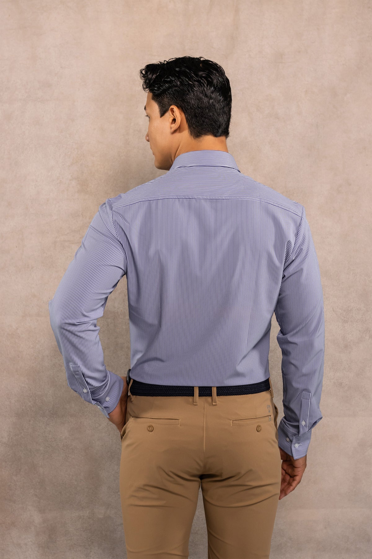 Camisa performance antiarrugas rayas azul oscuro para hombre marca DANTE regular fit foto modelo