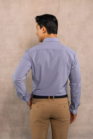 Camisa performance antiarrugas rayas azul oscuro para hombre marca DANTE regular fit foto modelo