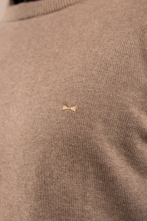 Suéter algodón peinado cuello redondo arena para hombre marca DANTE regular fit foto espalda