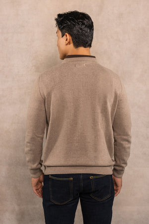 Suéter algodón peinado cuello redondo arena para hombre marca DANTE regular fit foto detalle logo