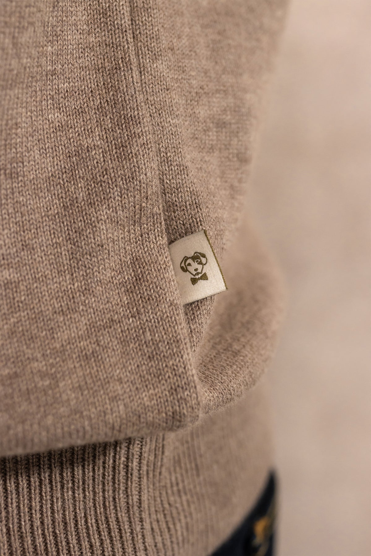 Suéter algodón peinado cuello redondo arena para hombre marca DANTE regular fit foto detalle tela