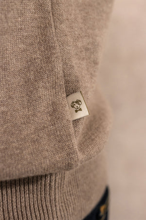 Suéter algodón peinado cuello redondo arena para hombre marca DANTE regular fit foto detalle tela