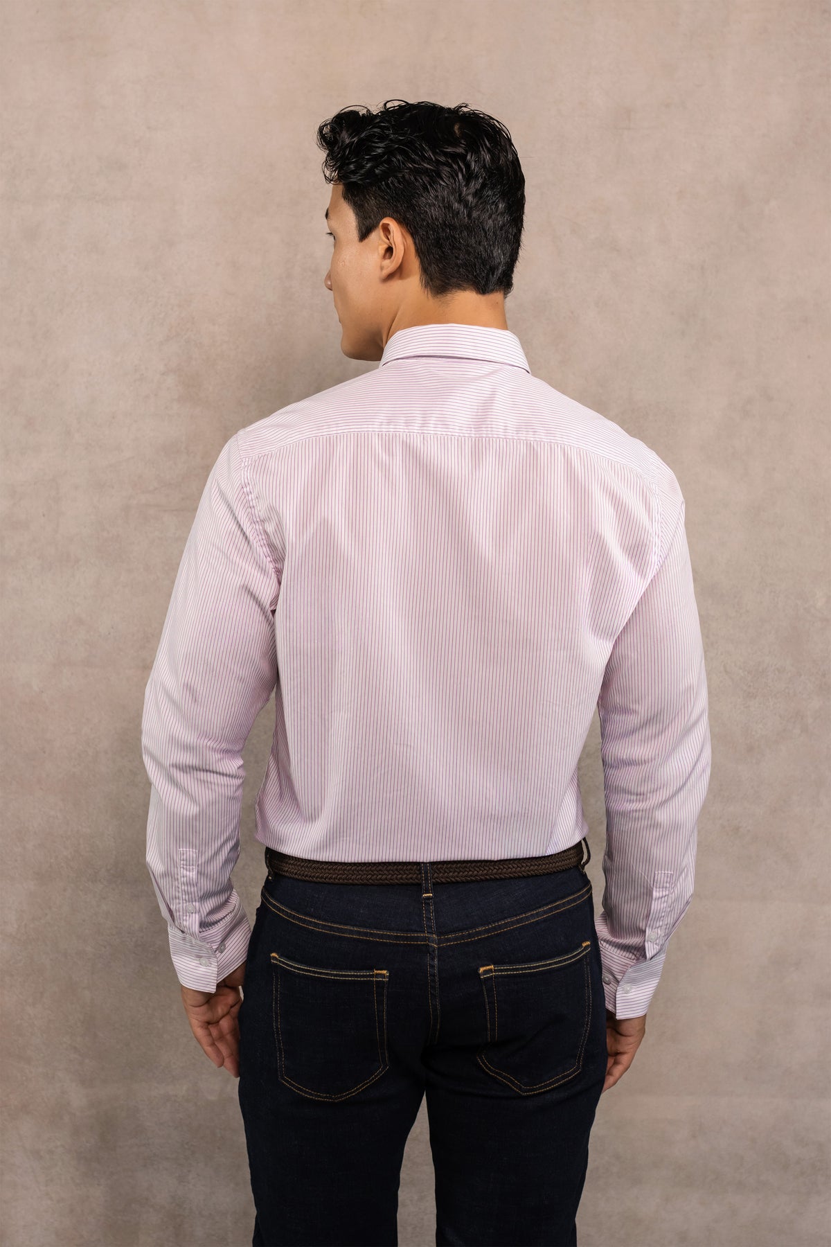 Camisa antimanchas popelina rayas lilac logo contraste para hombre marca DANTE regular fit foto modelo