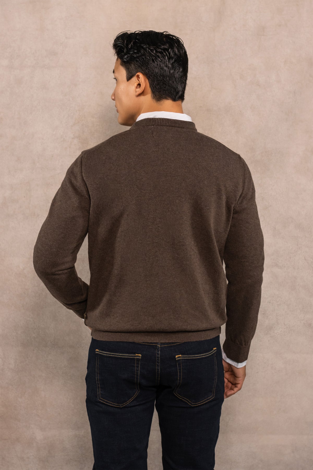 Suéter algodón peinado cuello redondo café para hombre marca DANTE regular fit foto detalle logo