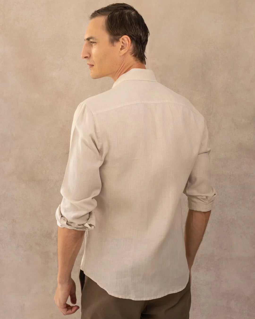 Camisa Lino Arena Logo Combinado marca DANTE para hombre regular fit foto espalda