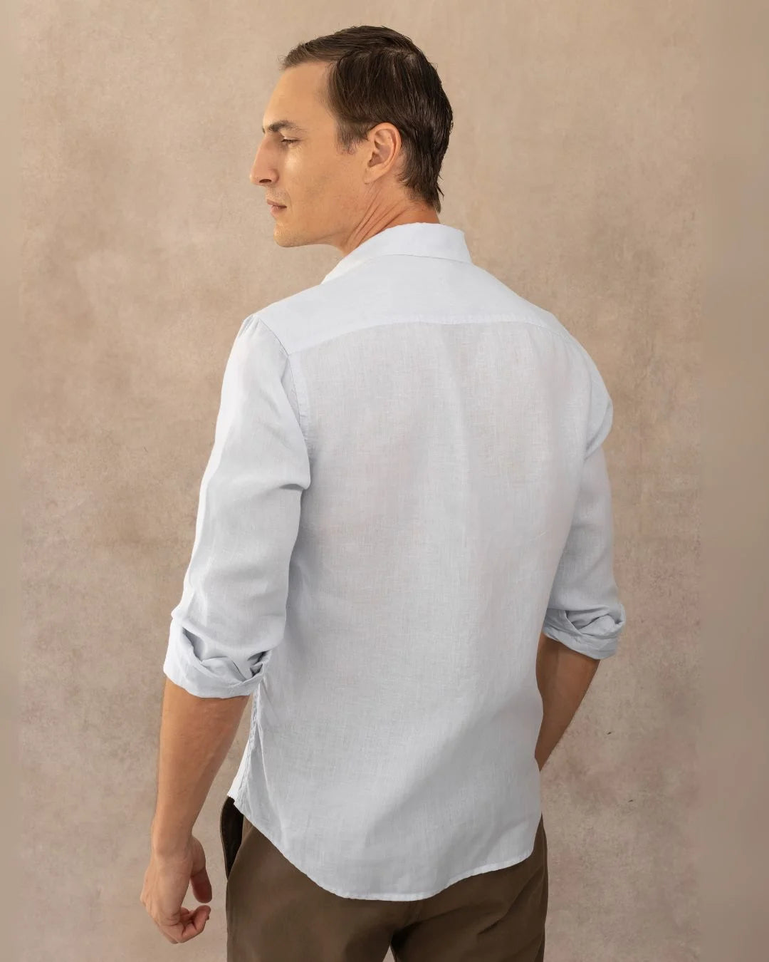 Camisa Lino Azul Capri Logo Combinado marca DANTE para hombre regular fit foto espalda