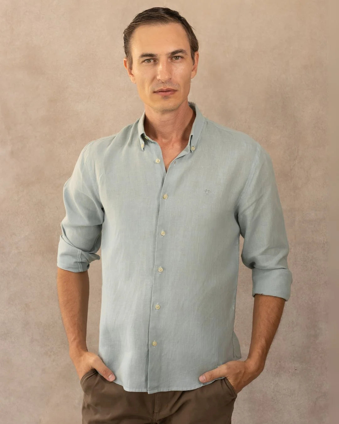 Camisa Lino Verde Amalfi Logo Combinado marca DANTE para hombre regular fit foto modelo