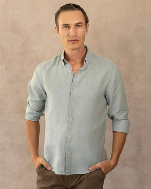 Camisa Lino Verde Amalfi Logo Combinado marca DANTE para hombre regular fit foto modelo