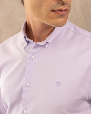 Camisa antimanchas Oxford lila marca DANTE para hombre regular fit foto  modelo