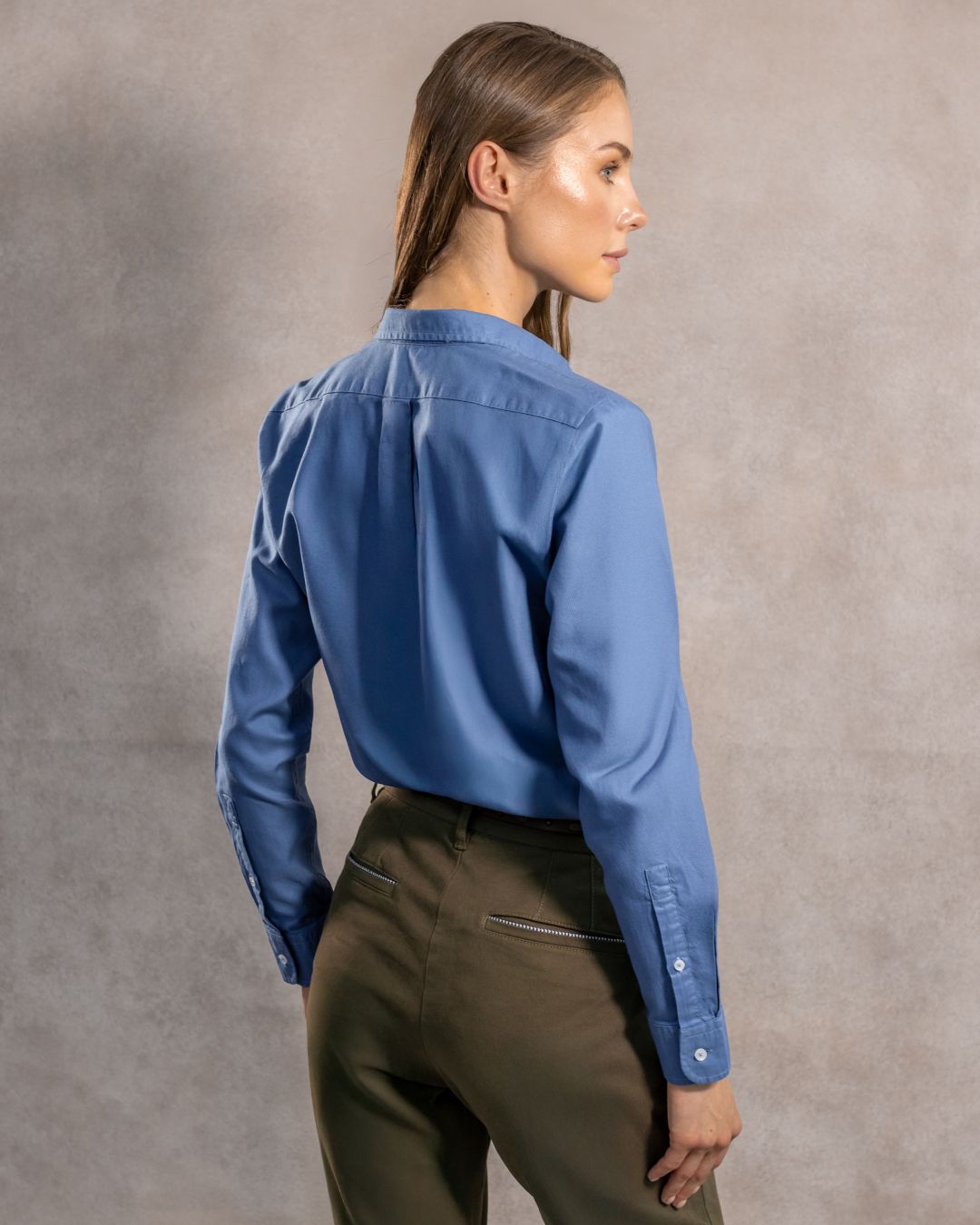 Camisa antimanchas tela algodon oxford color azul chino para mujer marca regular fit DANTE foto espalda