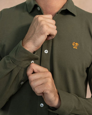 Camisa antimanchas tela algodon piqué color verde militar para hombre marca regular fit DANTE foto manga