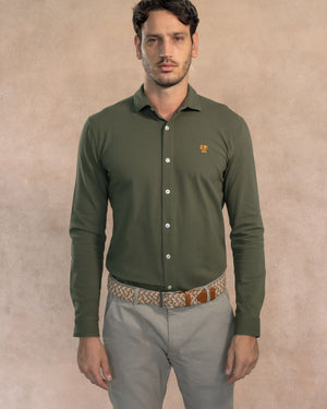 Camisa antimanchas tela algodon piqué color verde militar para hombre marca regular fit DANTE foto modelo