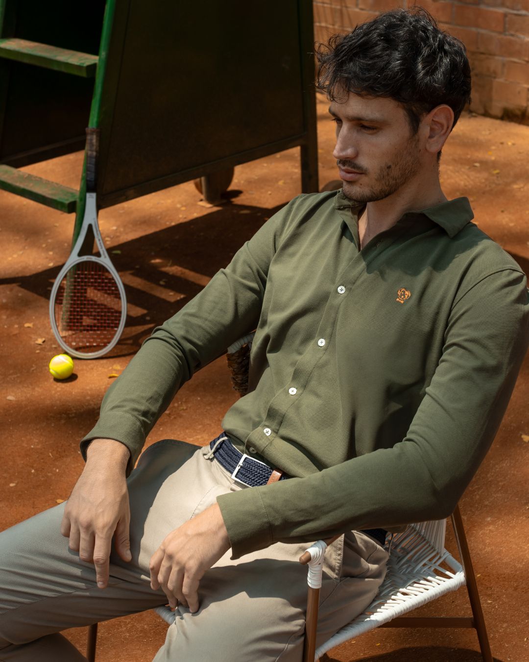 Camisa antimanchas tela algodon piqué color verde militar para hombre marca regular fit DANTE foto modelo 2