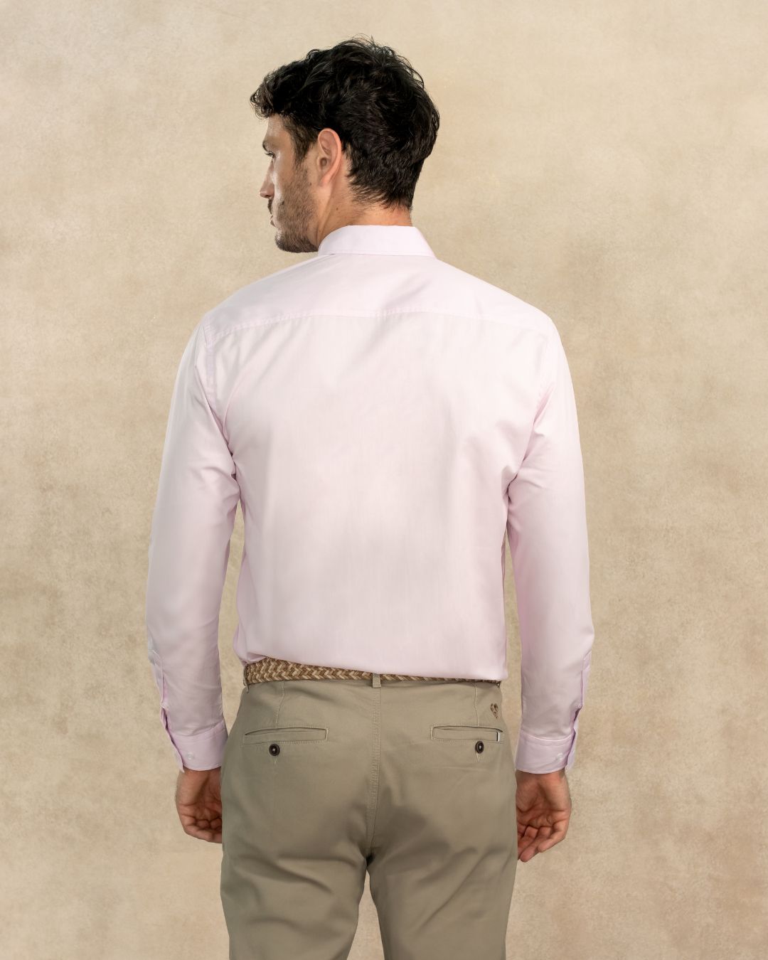 Camisa antimanchas tela algodon popelina con bolsillo color light pink para hombre marca regular fit DANTE foto espalda