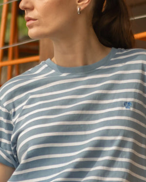 Camiseta antimanchas Rayas azul stone mujer marca DANTE tallaje oversize foto logo