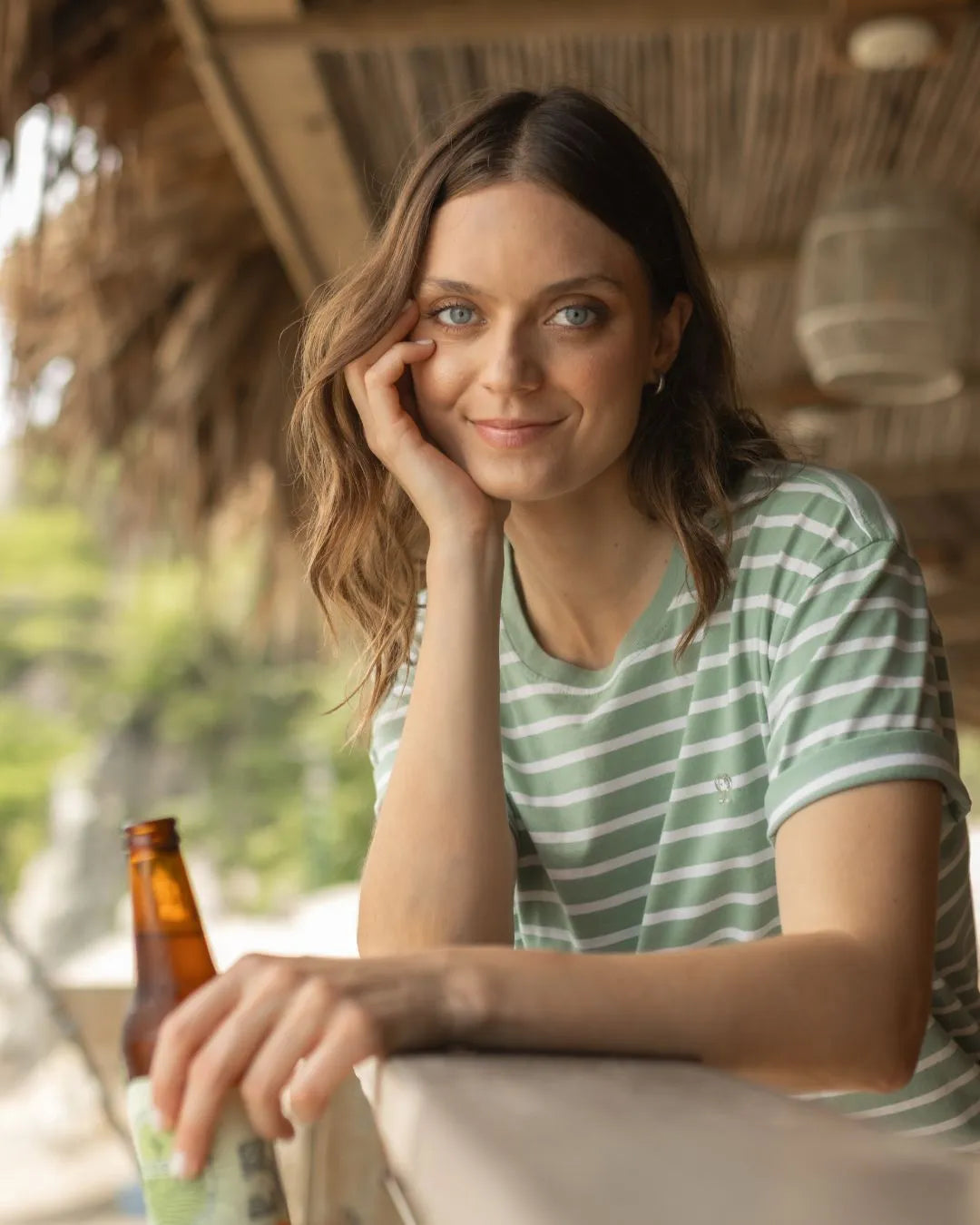 Camiseta antimanchas Rayas verde sage mujer marca DANTE tallaje relaxed fit foto close