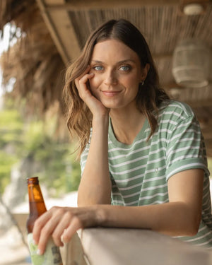 Camiseta antimanchas Rayas verde sage mujer marca DANTE tallaje relaxed fit foto close