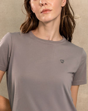 Camiseta antimanchas color gris claro para mujer talla regular algodón peruano marca DANTE foto cerca