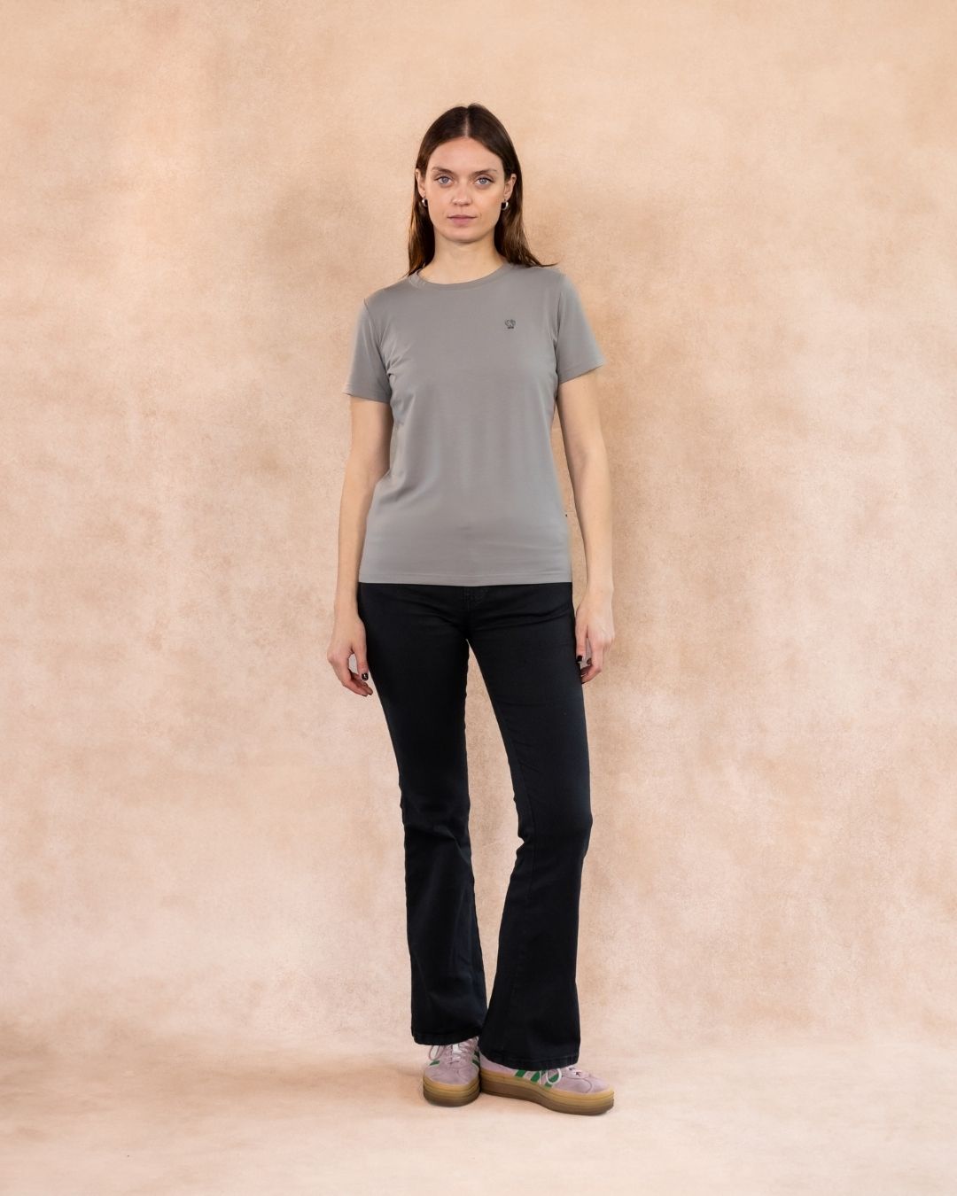 Camiseta antimanchas color gris claro para mujer talla regular algodón peruano marca DANTE foto completa