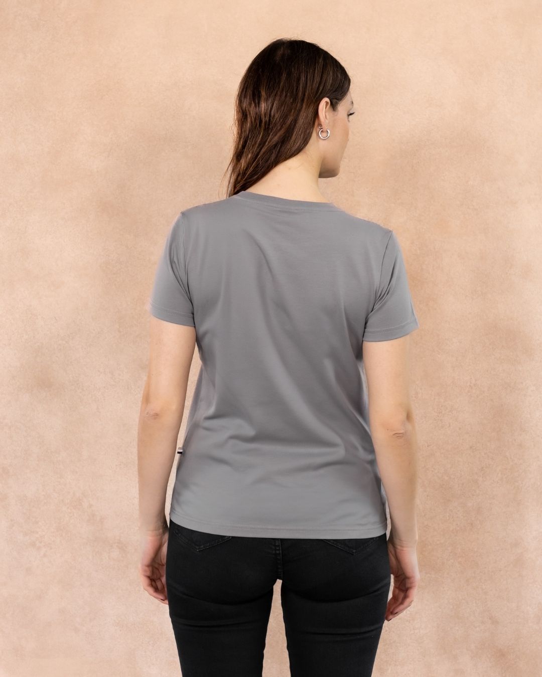 Camiseta antimanchas color gris claro para mujer talla regular algodón peruano marca DANTE foto espalda
