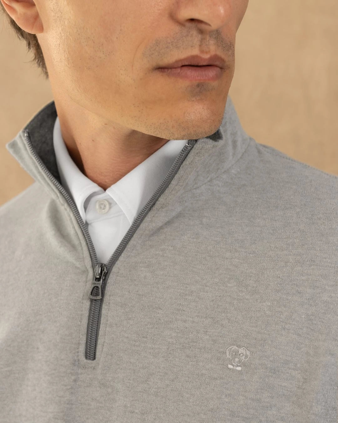 Halfzip Antimanchas Gris Jaspe para hombre marca DANTE tallaje regular fit foto cuello