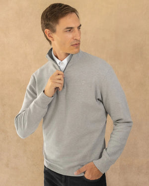 Halfzip Antimanchas Gris Jaspe para hombre marca DANTE tallaje regular fit foto modelo