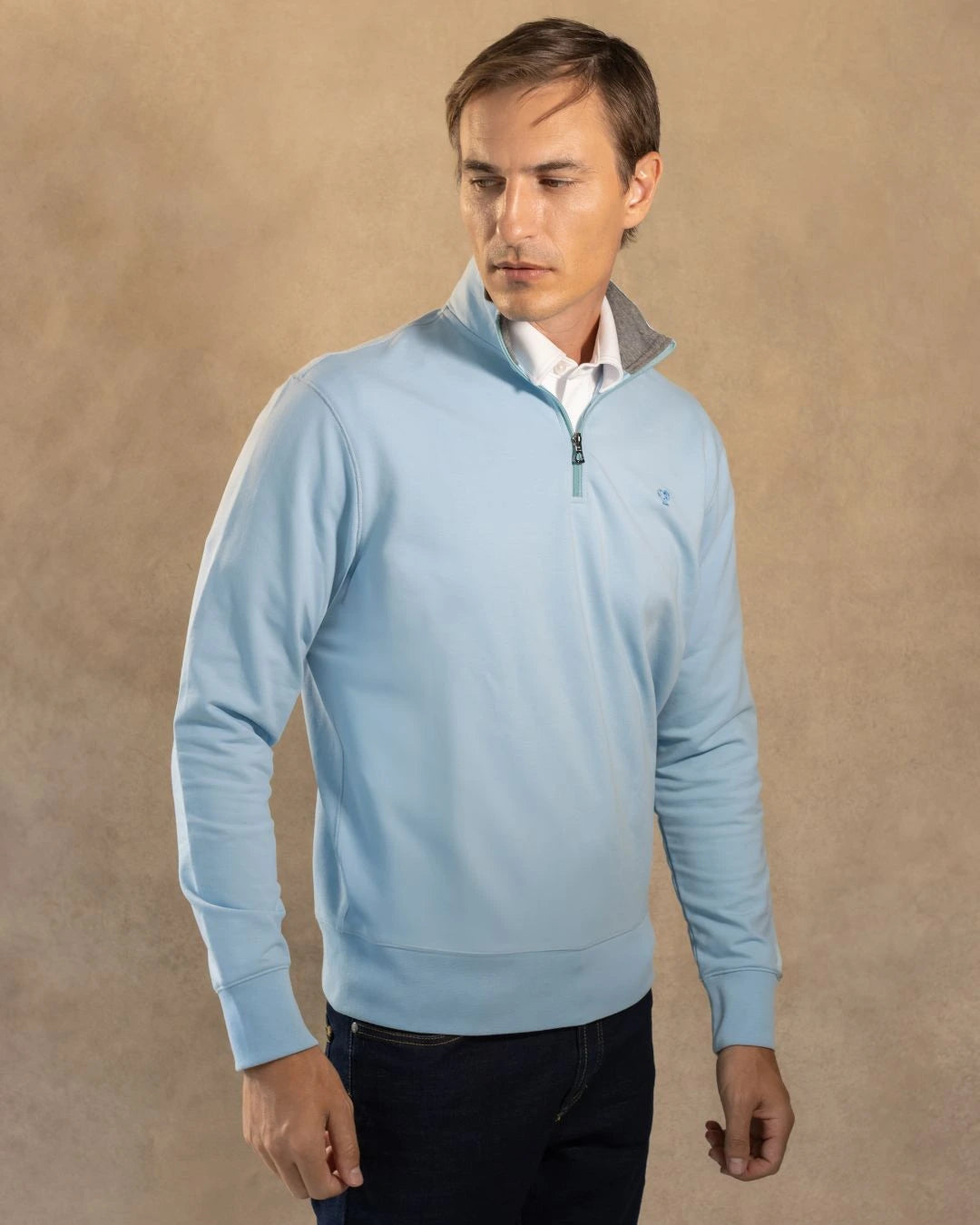 Halfzip Antimanchas azul celeste mujer mara DANTE tallaje regular fit foto modelo 2
