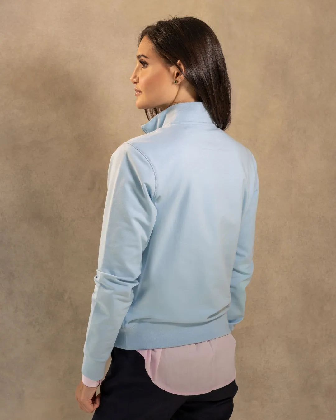 Halfzip Paris Antimanchas azul celeste para mujer marca DANTE tallaje regular fit foto espalda