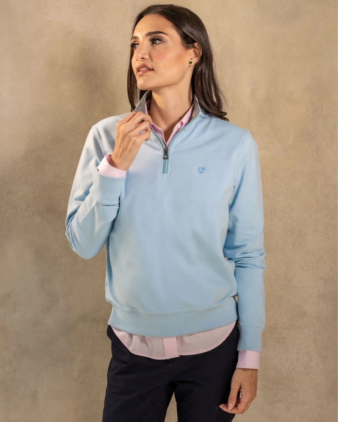 Halfzip Paris Antimanchas azul celeste para mujer marca DANTE tallaje regular fit foto mdoelo2