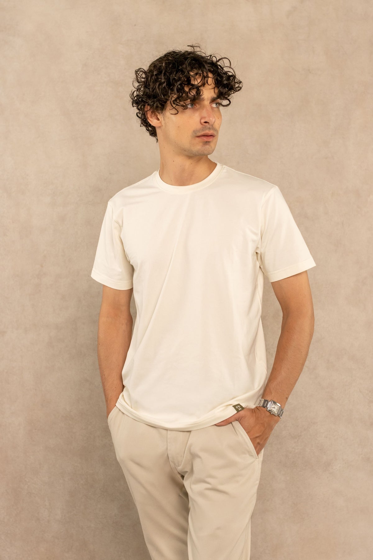 Camiseta antimanchas ivory para hombre marca DANTE regular fit foto lifestyle