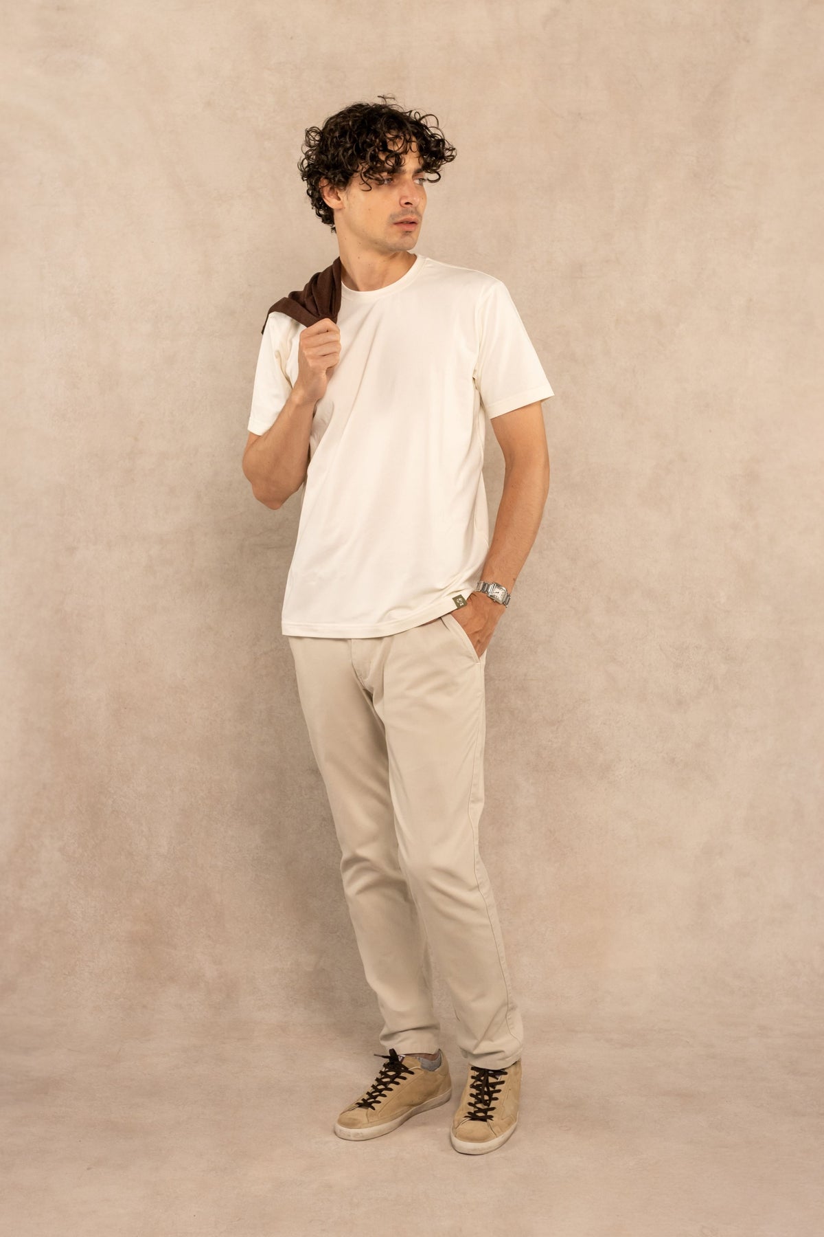 Camiseta antimanchas ivory para hombre marca DANTE regular fit foto modelo