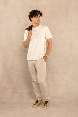 Camiseta antimanchas ivory para hombre marca DANTE regular fit foto modelo