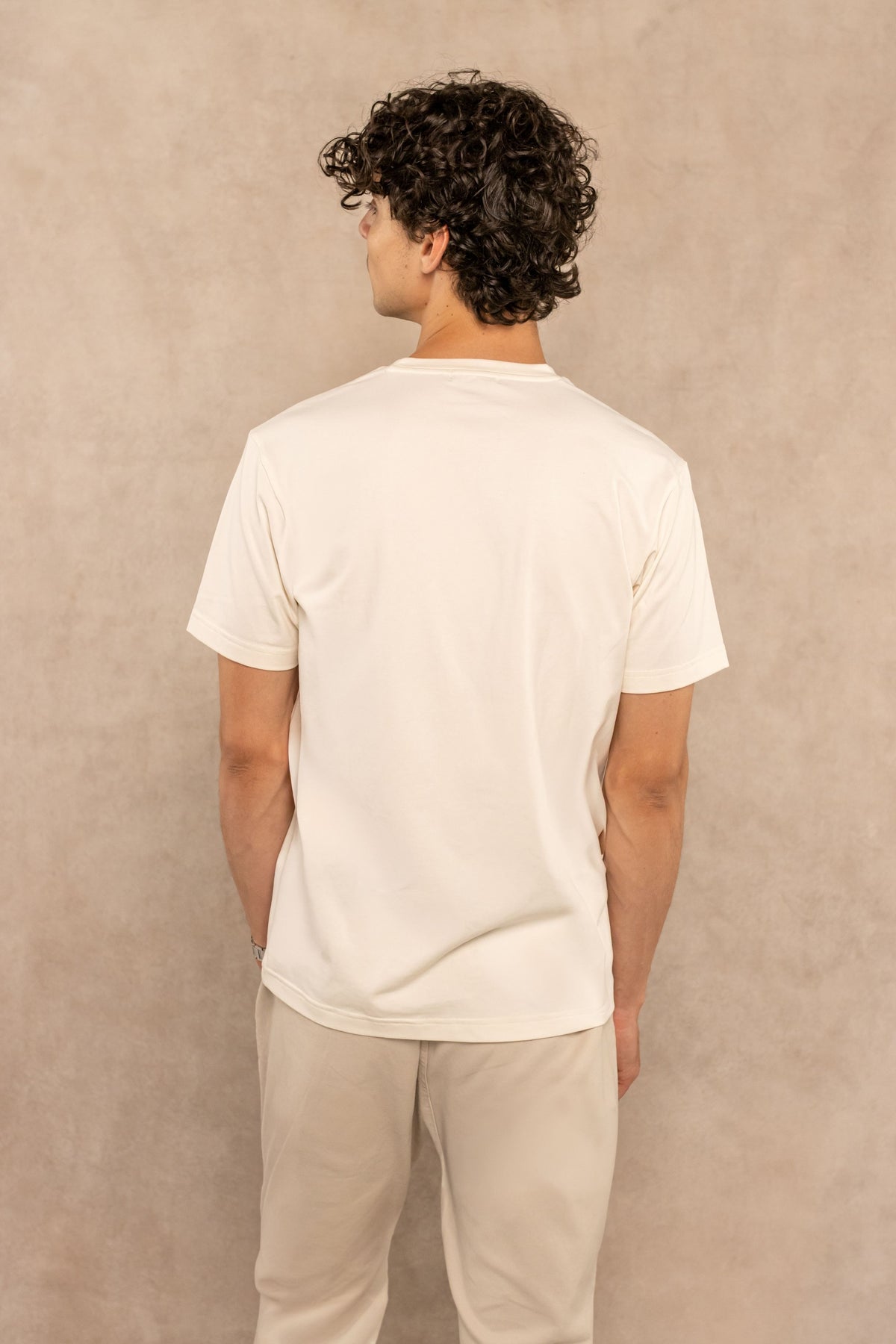 Camiseta antimanchas ivory para hombre marca DANTE regular fit foto detalle logo