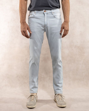 Jean elastico para hombre color azul ice desgastado marca DANTE regular fit foto modelo