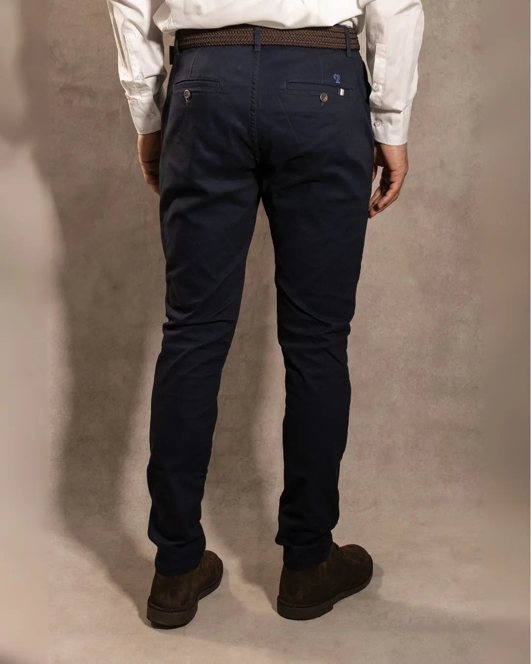 Pantalón Elástico Azul Navy para hombre marca DANTE tallaje regular fit foto espalda