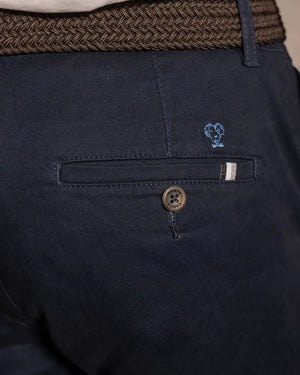 Pantalón Elástico Azul Navy para hombre marca DANTE tallaje regular fit foto logo