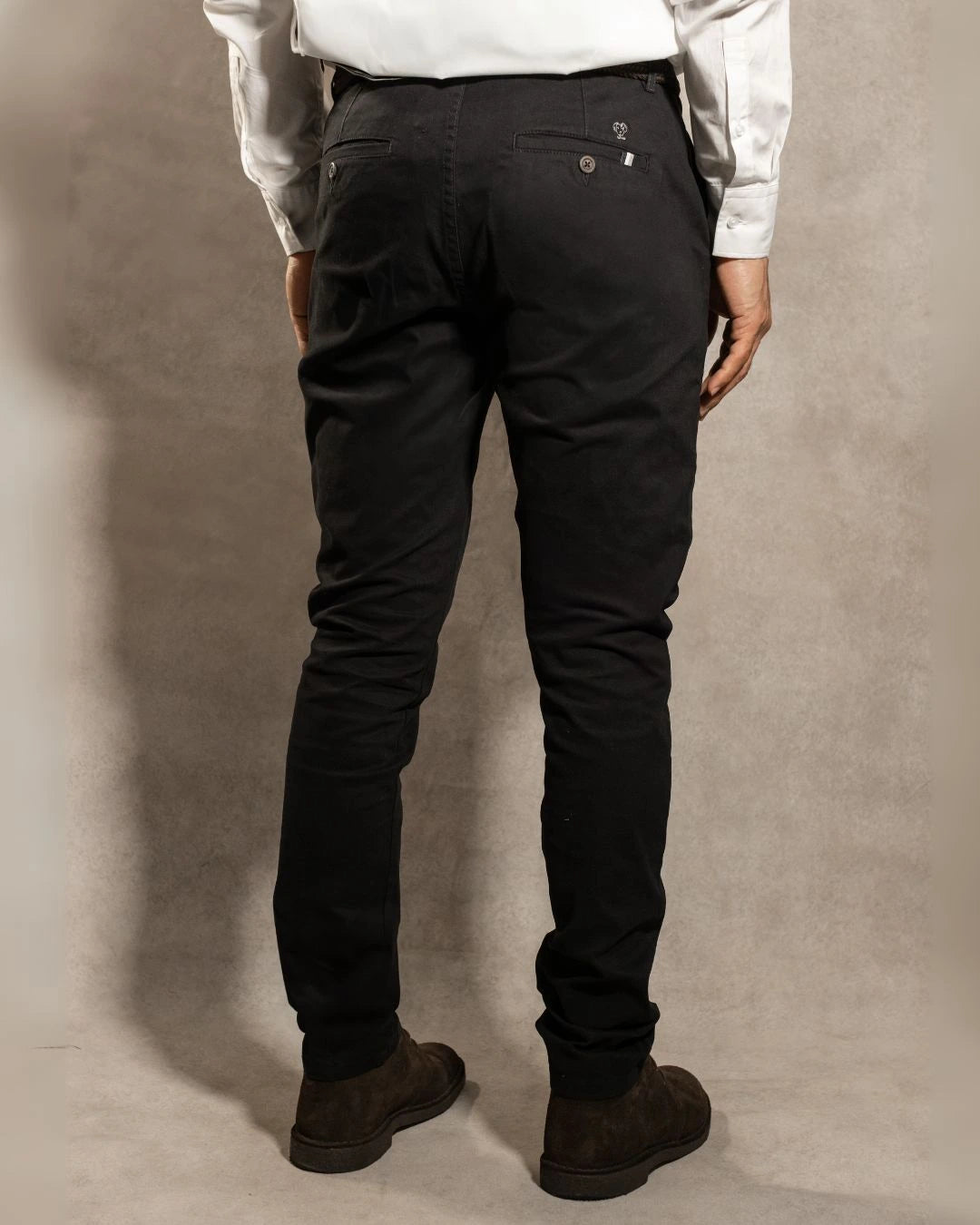 Pantalón Elástico Negro para hombre marca DANTE tallaje regular fit foto
espalda