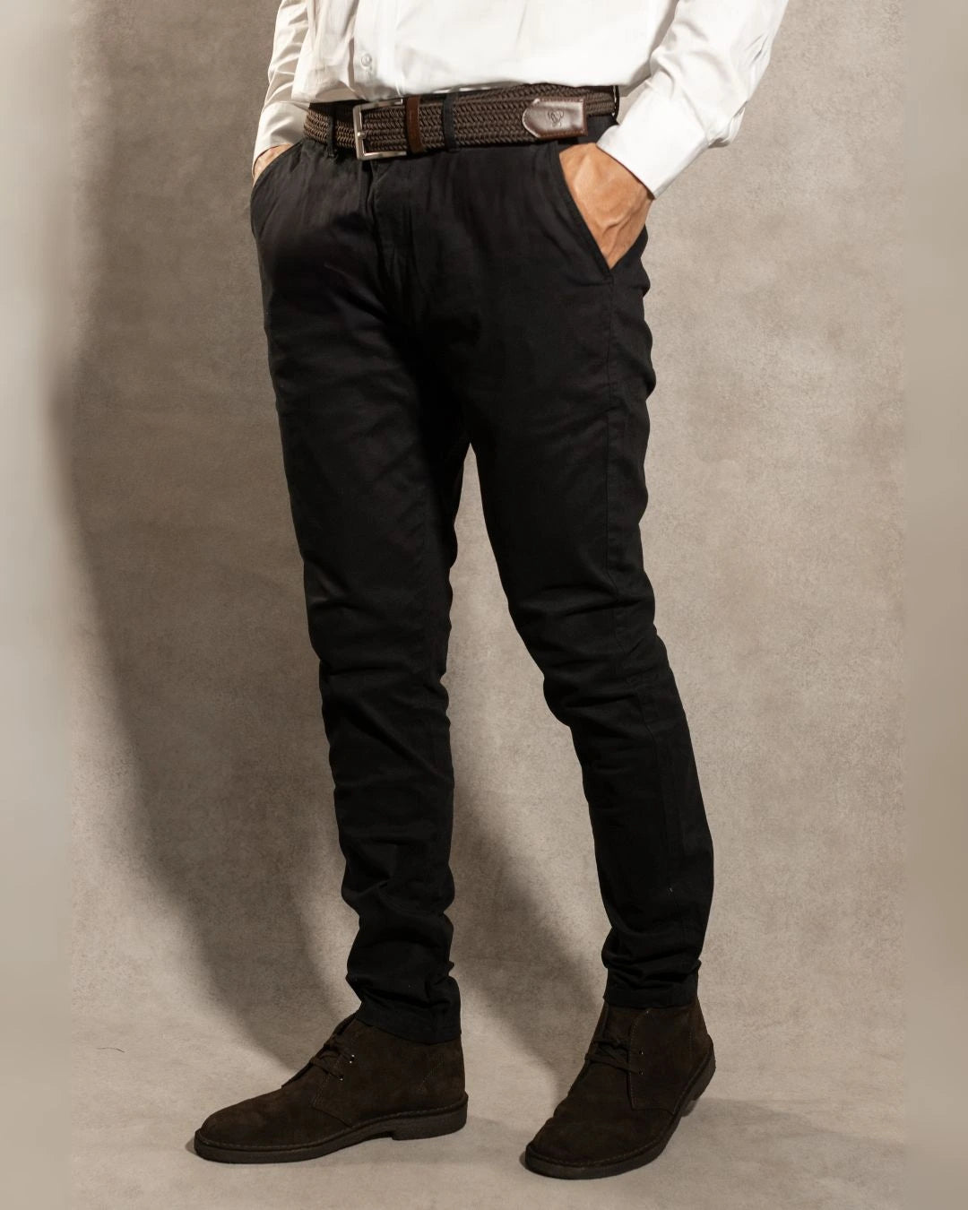 Pantalón Elástico Negro para hombre marca DANTE tallaje regular fit foto lado