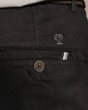 Pantalón Elástico Negro para hombre marca DANTE tallaje regular fit foto logo