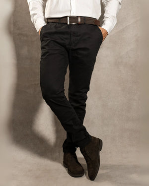 Pantalón Elástico Negro para hombre marca DANTE tallaje regular fit foto mdoelo