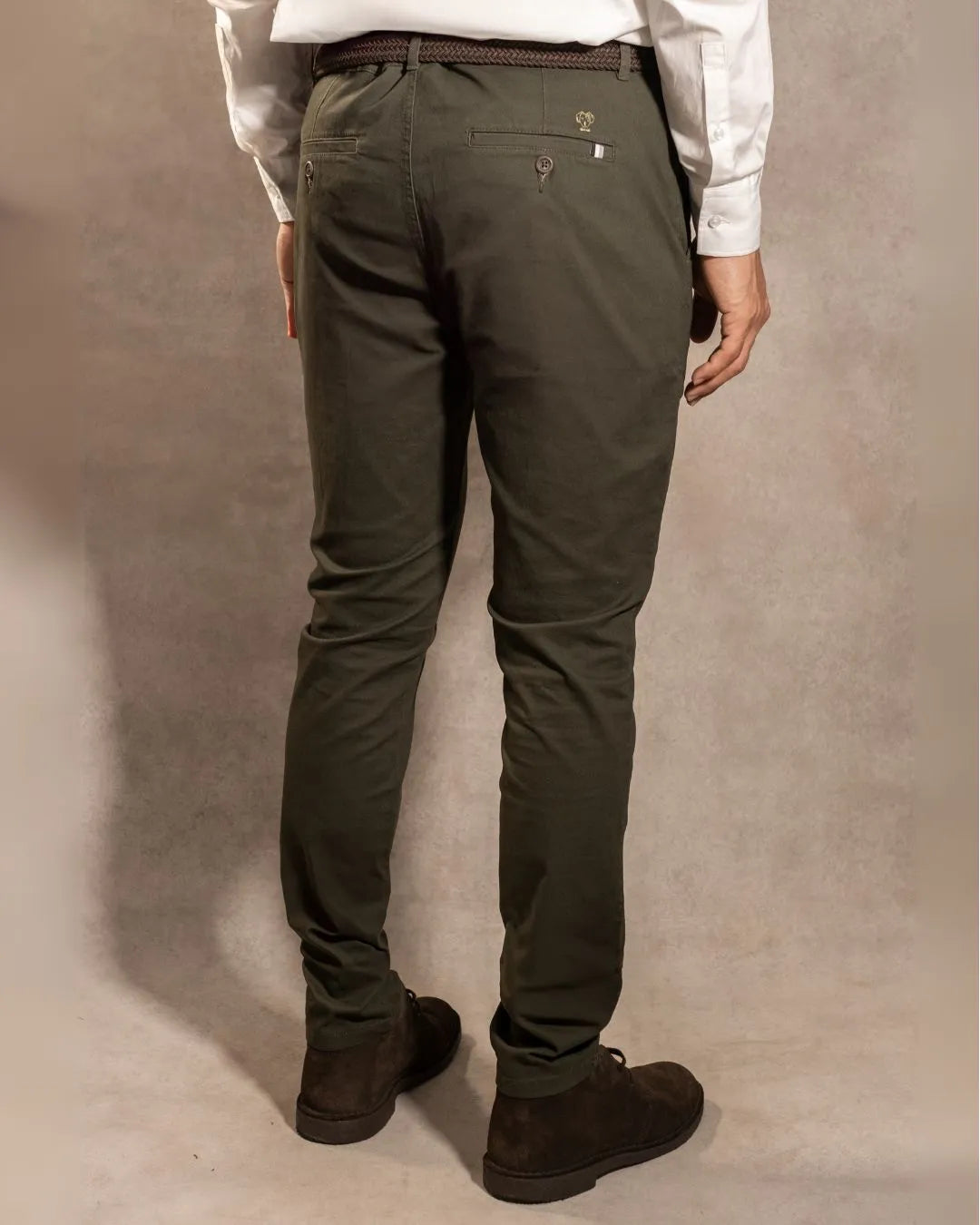Pantalón Elástico Verde Militar para hombre marca DANTE tallaje regular fit foto espalda