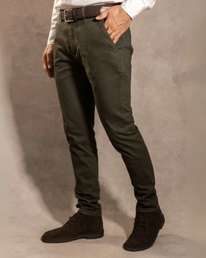 Pantalón Elástico Verde Militar para hombre marca DANTE tallaje regular fit foto lado
