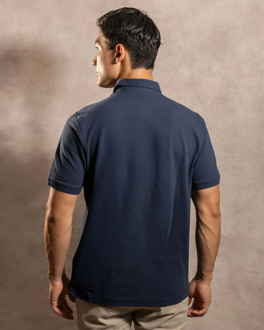 Polo Antimanchas Cuello Rígido Azul Navy marca DANTE tallaje regular fit foto espalda