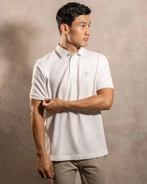 Polo Antimanchas Cuello Rígido Blanca marca DANTE tallaje regular fit foto modelo2