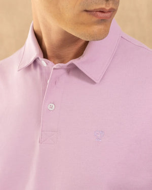 Polo Antimanchas Cuello Rígido Lila marca DANTE tallaje regular fit foto logo