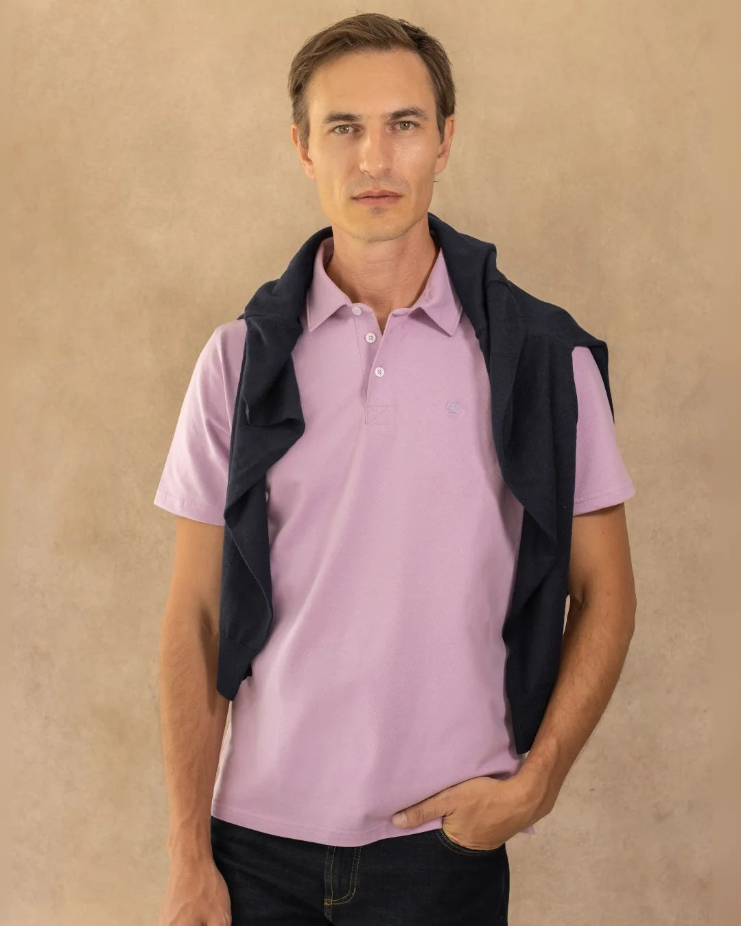 Polo Antimanchas Cuello Rígido Lila marca DANTE tallaje regular fit foto modelo2