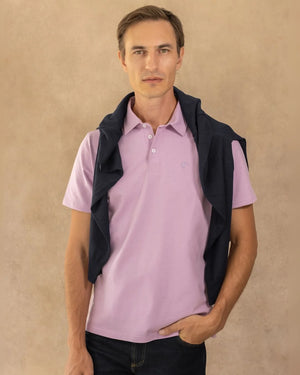 Polo Antimanchas Cuello Rígido Lila marca DANTE tallaje regular fit foto modelo2
